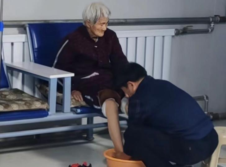 养老何时结束？不能自理那一刻。你躺在床上，什么都清楚。你能闻到自己身上散