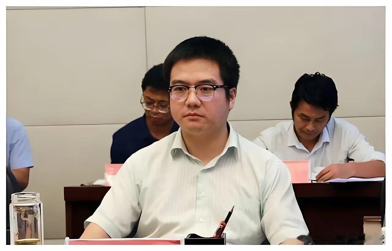 当年硬刚王建林的那个年轻县令落马了。​​7月16日消息，当年32岁、全省最年轻