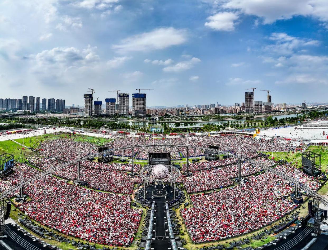 热搜爆！建议全国演唱会都按华晨宇的标准卷起来！华晨宇火星乐园演唱会，服务细节降温