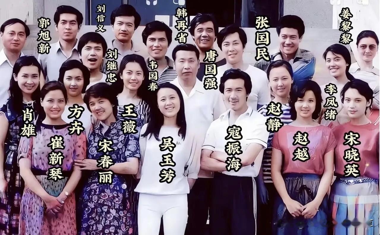 这一张早些年的老照片的含金量有多高呀，一半以上都是家喻户晓的大明星，你能认出哪几