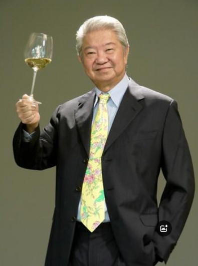 1993年，黄家驹在日本摔伤去世，蔡澜前往为他操办葬礼，记者问蔡澜:“你