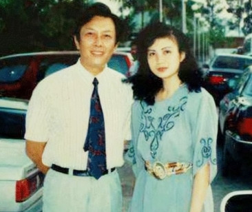 1990年除夕夜，唐国强的妻子洗完澡化完妆，穿上一身新衣，用一根绳子结束了自己的