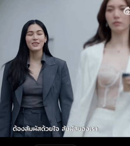 噢明白了，假装在咖啡店秀恩爱，但是出门就甩脸子了