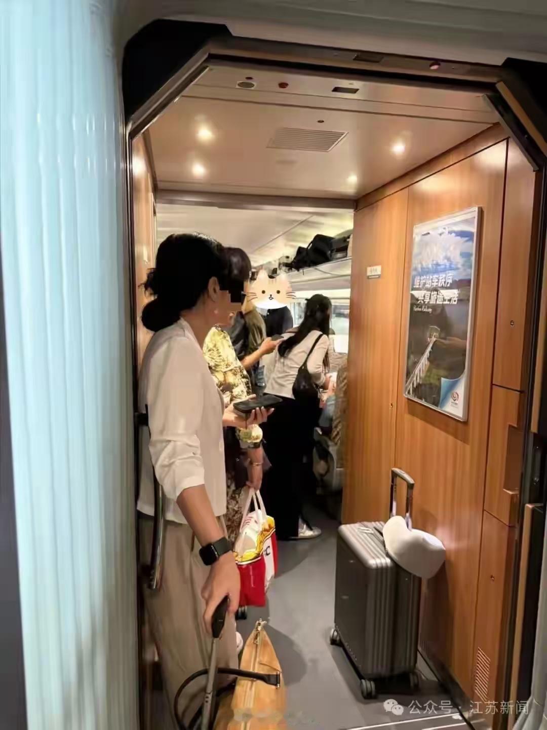 吉林长春，一女子买了G116次复兴号13车厢11排的二等座，从吉林返回沈阳。列车