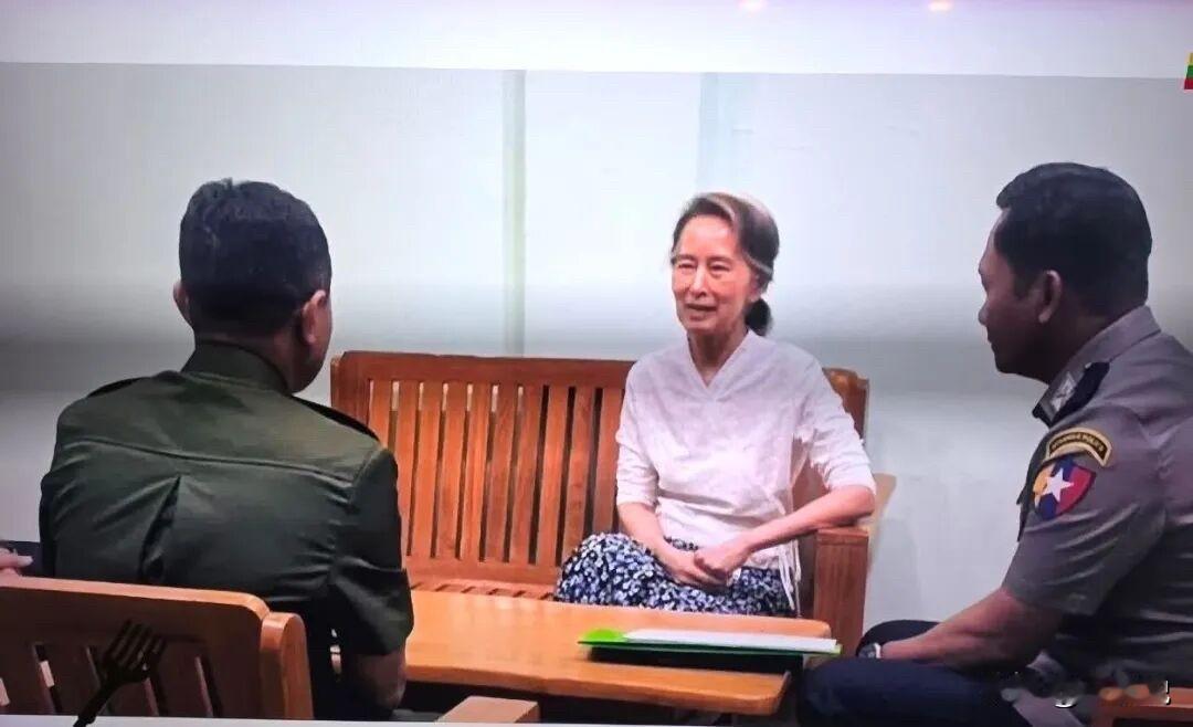 她还活着！而且状态不错。缅甸人民的精神领袖昂山素季被关押4年多后，今天被转为软禁