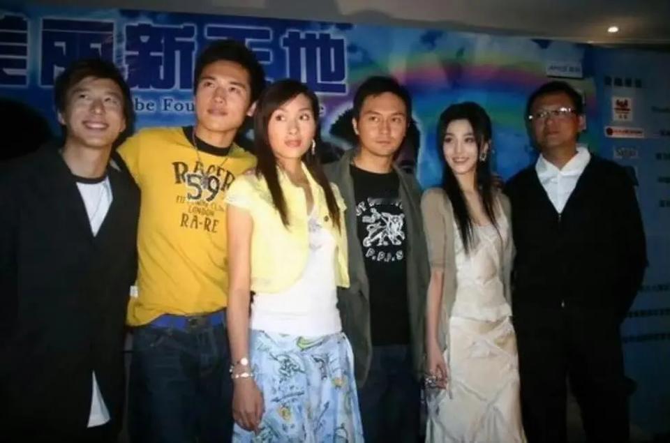 范冰冰早期生图的颜值简直是很漂亮，知道的是剧组演员合影，不知道以为是范冰冰和几个