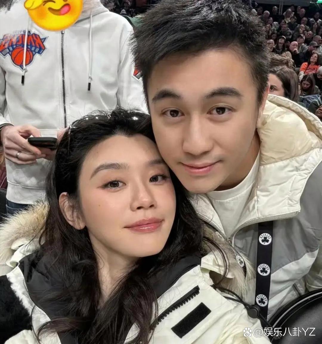 奚梦瑶和老公还有小姑子一起看球，超模就是不一样穿毛毛靴子都这么出挑