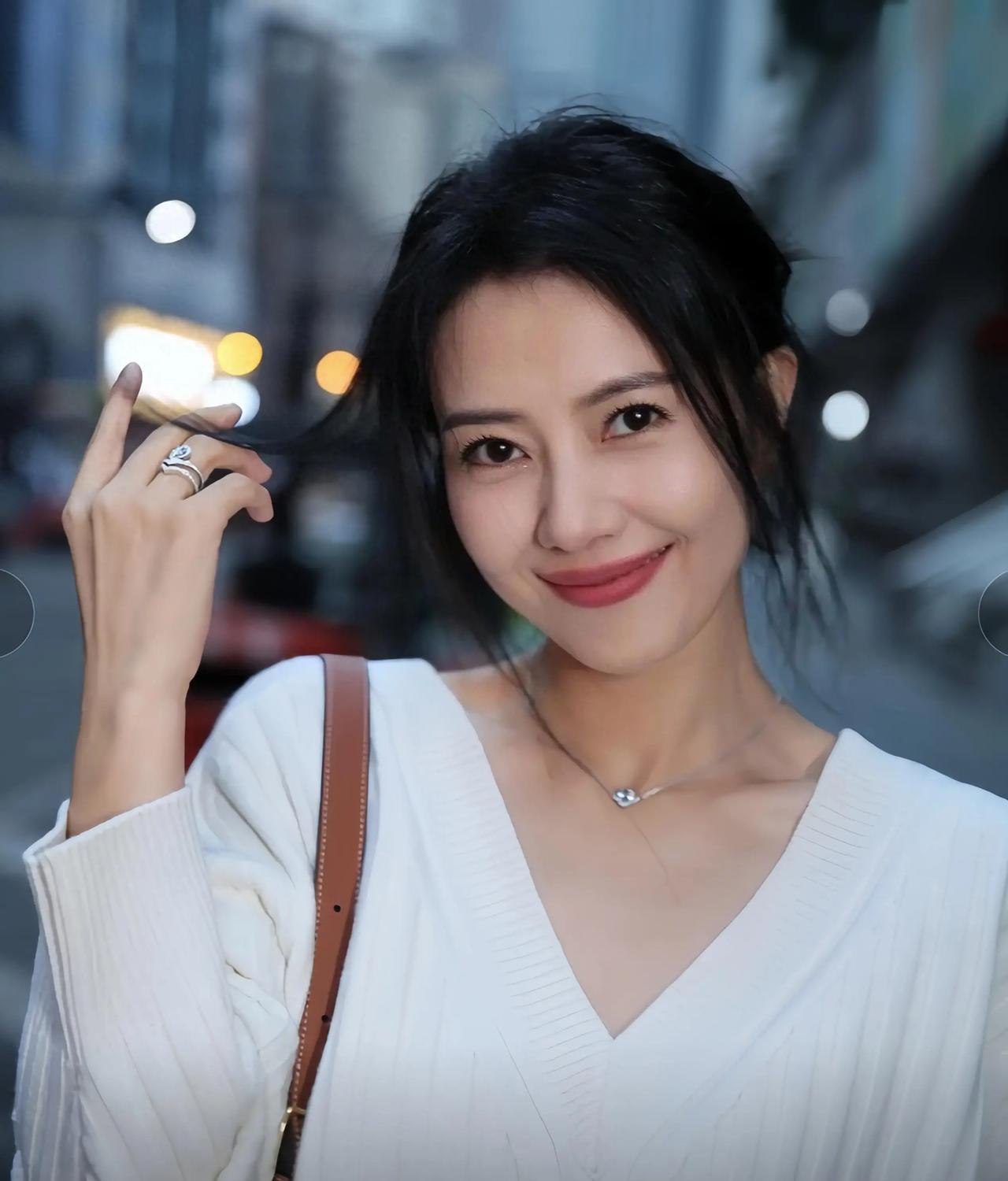 2000年，出道不久的高圆圆迷恋上了张亚东，发起倒追。5年后，高圆圆问：“你什么