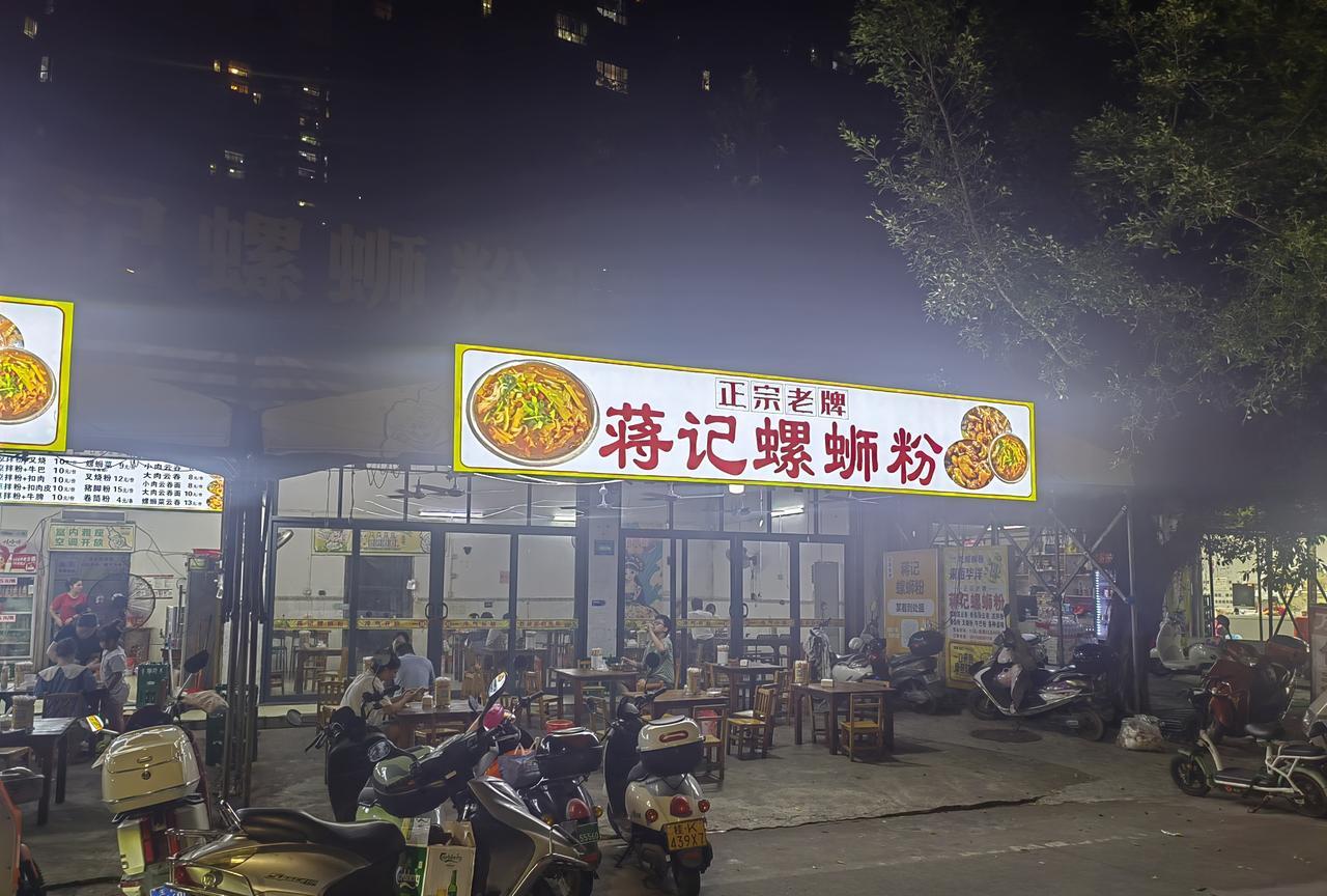 下午从巴马返回广东，不想匆忙赶路，晚上就住在玉林。一是想把广西老表优惠的高速费返