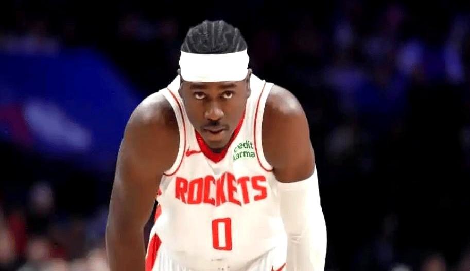 火箭第四节，弃用谢泼德，谢泼德打了几分钟效果不好教练果断换霍勒迪打满第四节，