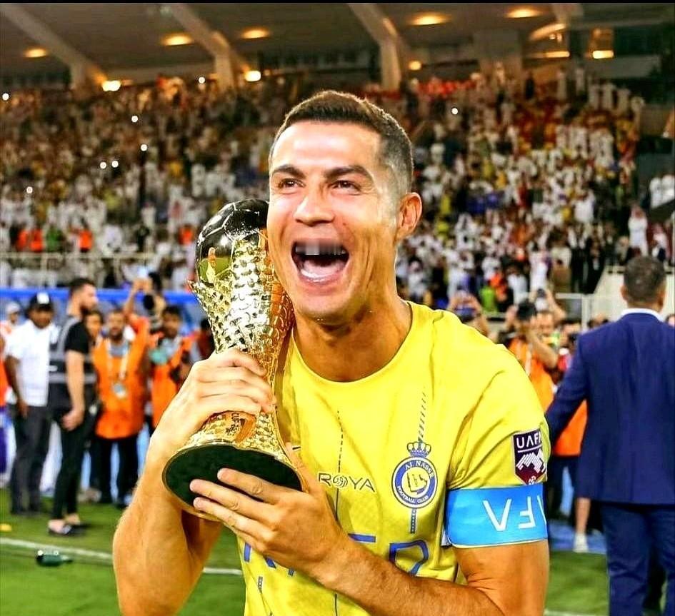 梅西拿到美国大联盟那个“东区冠军”后咧嘴一乐，这表情够琢磨半天的！说实话这奖杯