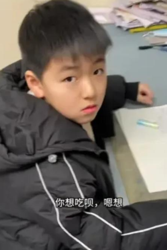 不是生父胜似生父！2月17日，江苏，一小男孩跟着母亲改嫁有了新妹妹，因为眼馋所以