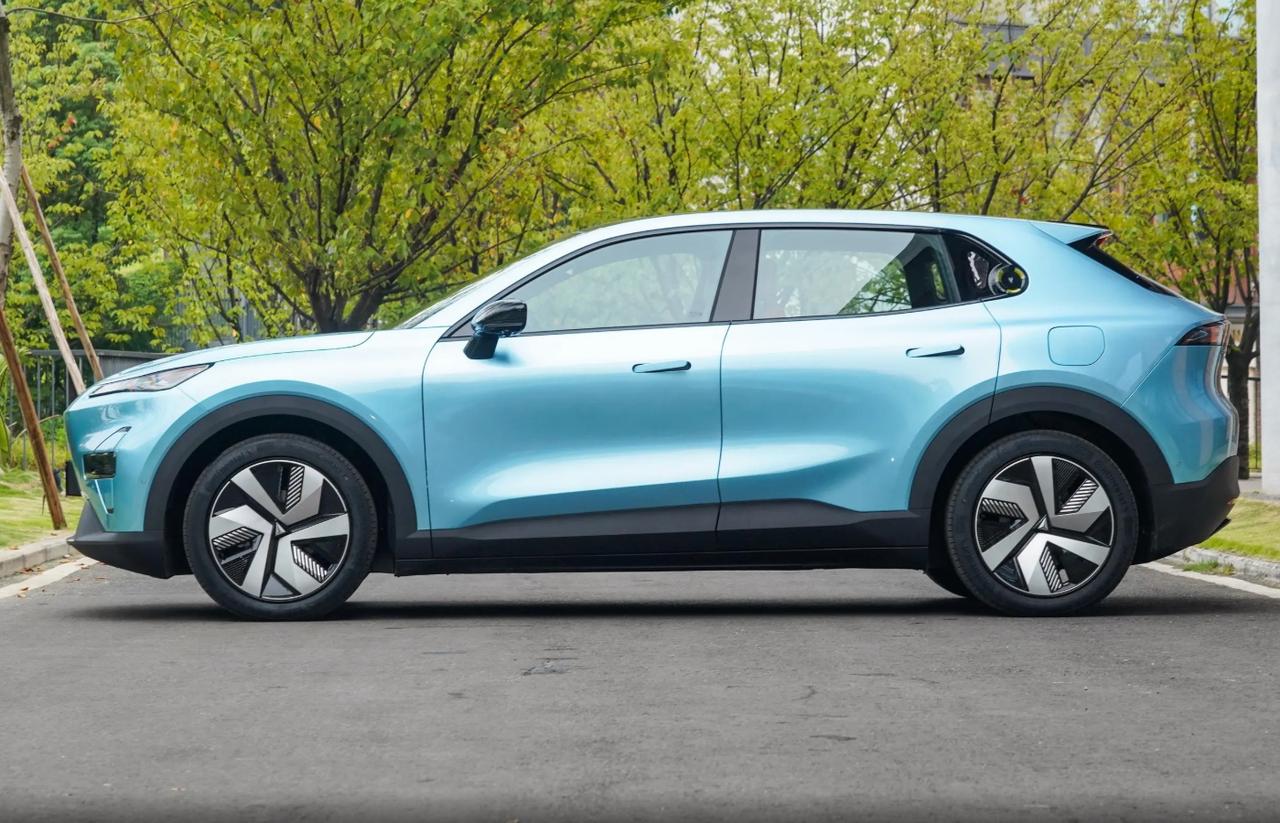 一个车主吐槽：买了个新能源车，22.98万买的，开了2000公里，18万总算卖出