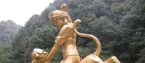 1975年，湖北神农架，几名妇女正在田里干农活的时候，一位妇女突然因为内急跑向了
