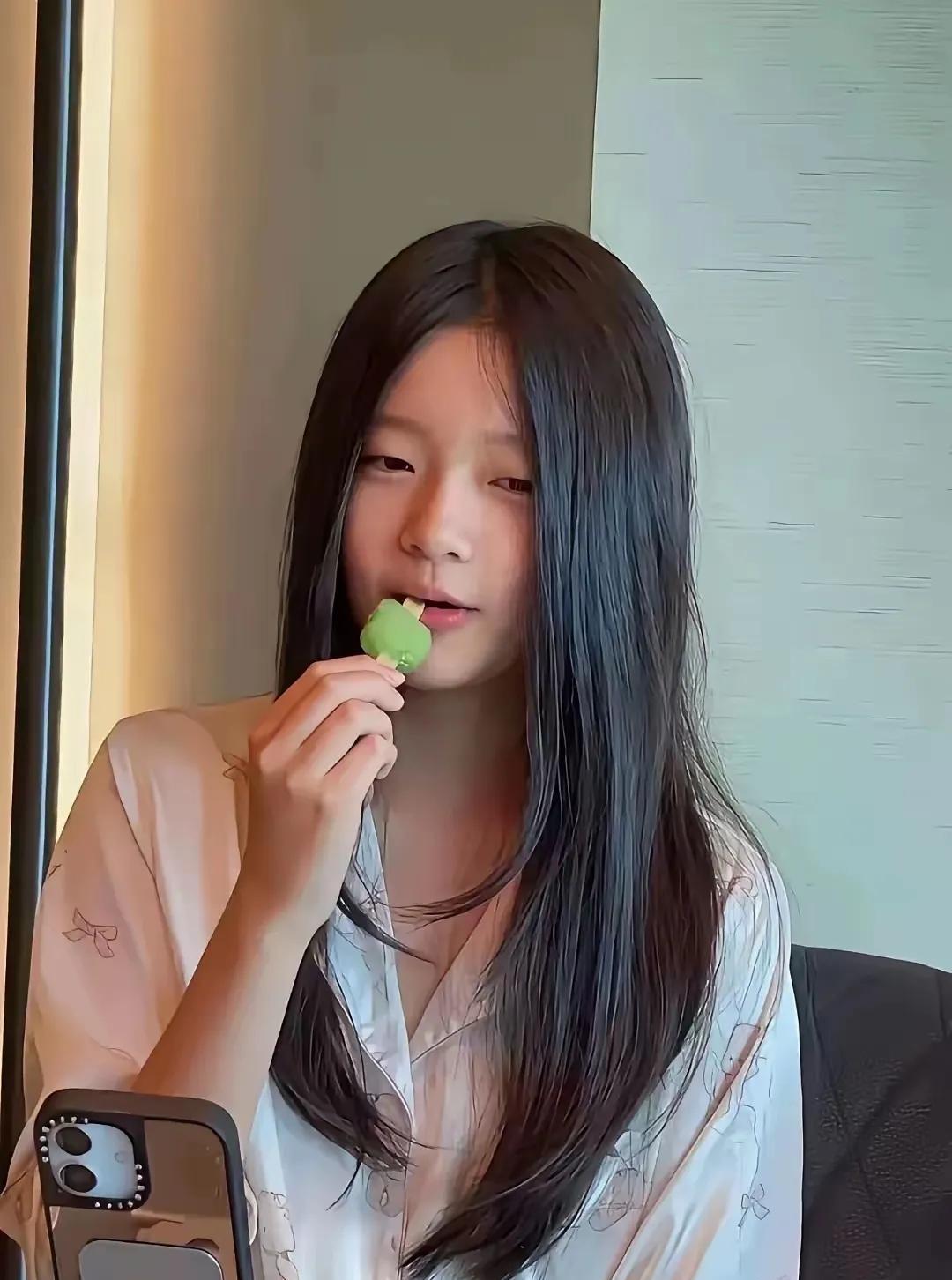 这就是小公主玥玥，玥玥本来就是公主，斯文秀气文艺范儿，长发飘飘，大家闺绣自带贵气