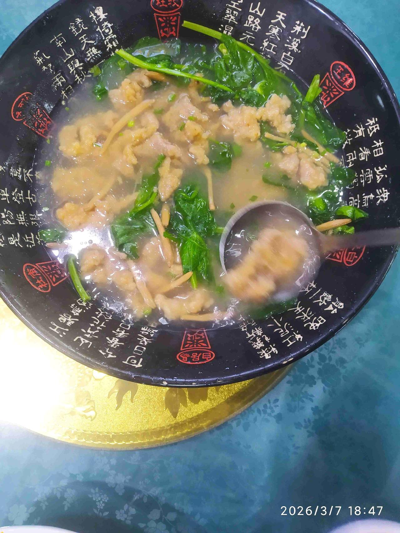 加入2个新鲜鸡蛋液、少量红薯粉搅拌至糊状，让每一条肉丝上都裹上蛋液和红薯粉，用大