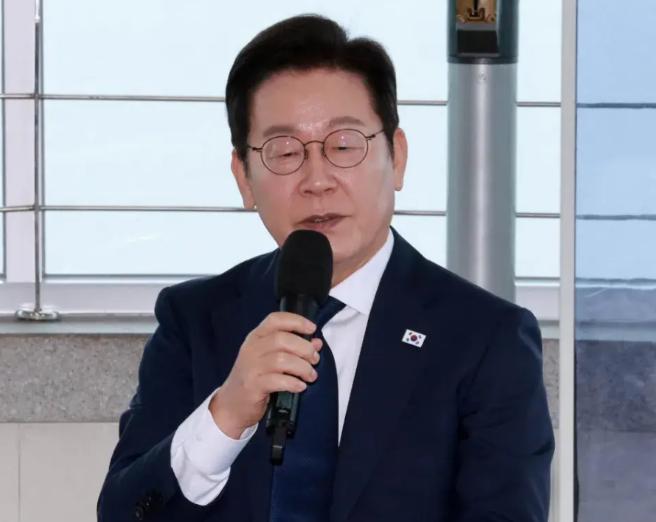 特朗普太狠了：李在明还没有到中国，美国就出手了，要捏韩国的七寸。1月4日，李