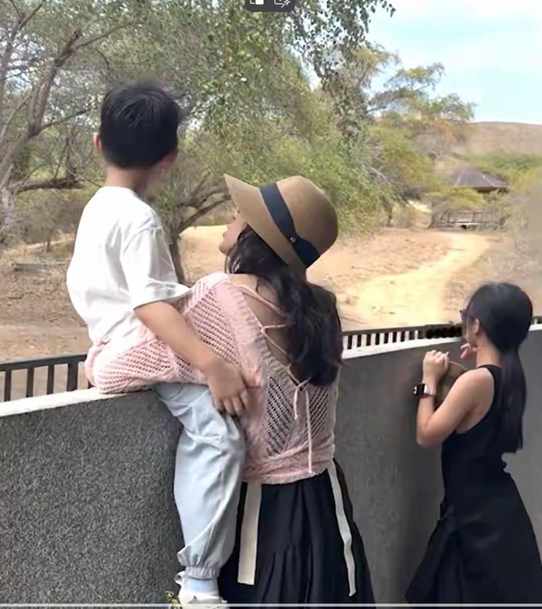章子怡七夕带娃游玩！身边有俩可爱的孩子陪着，才是最幸福的事情！照片中的章子怡头