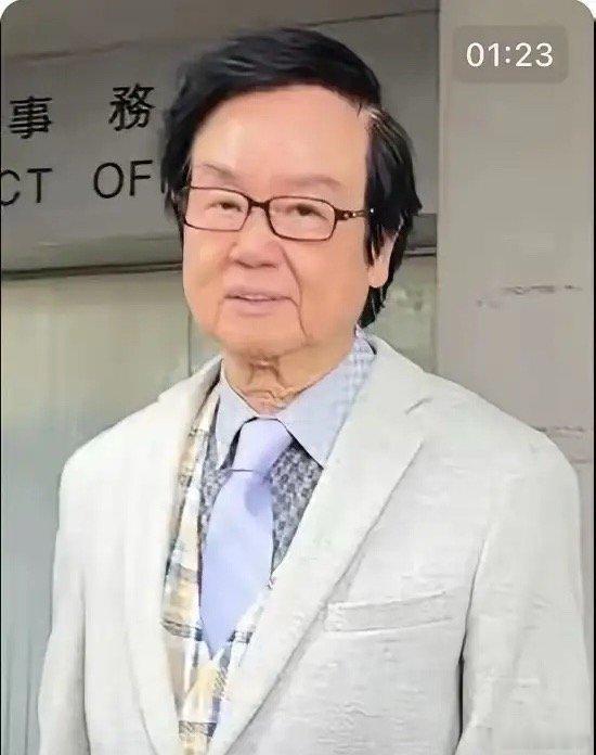 面相是不会骗人的，不信你看79岁香港导演黄百鸣，之前就有网友说，黄百鸣这人一看就