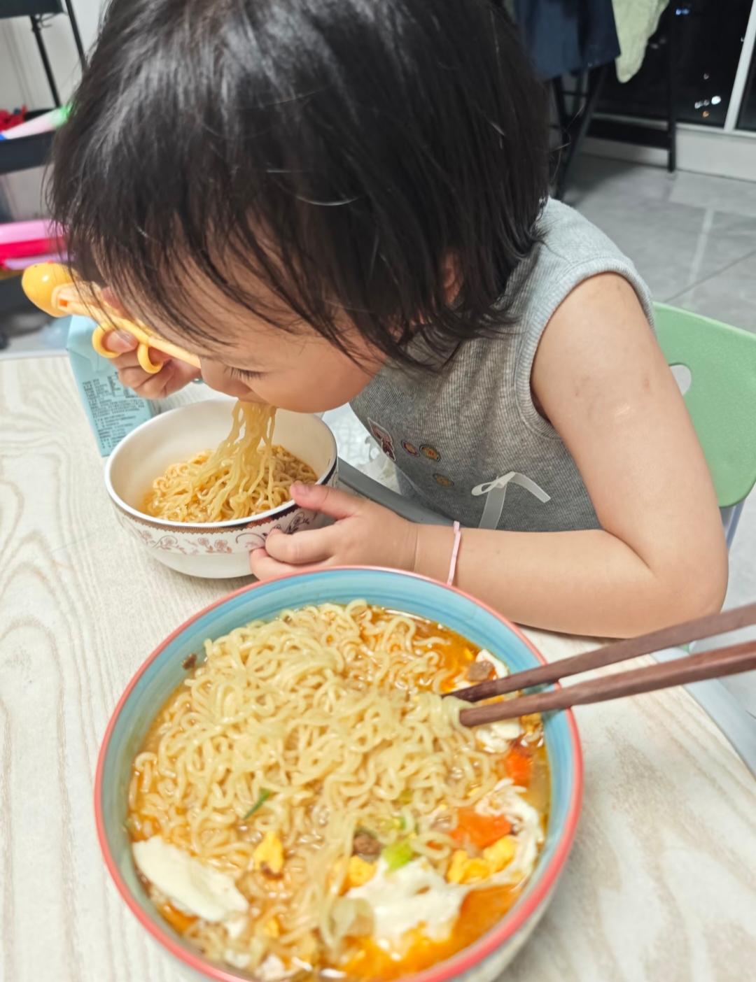 昨天婆婆来我家不可思议的一幕发生了……正好看到了孩子在吃泡面问我不上班怎么