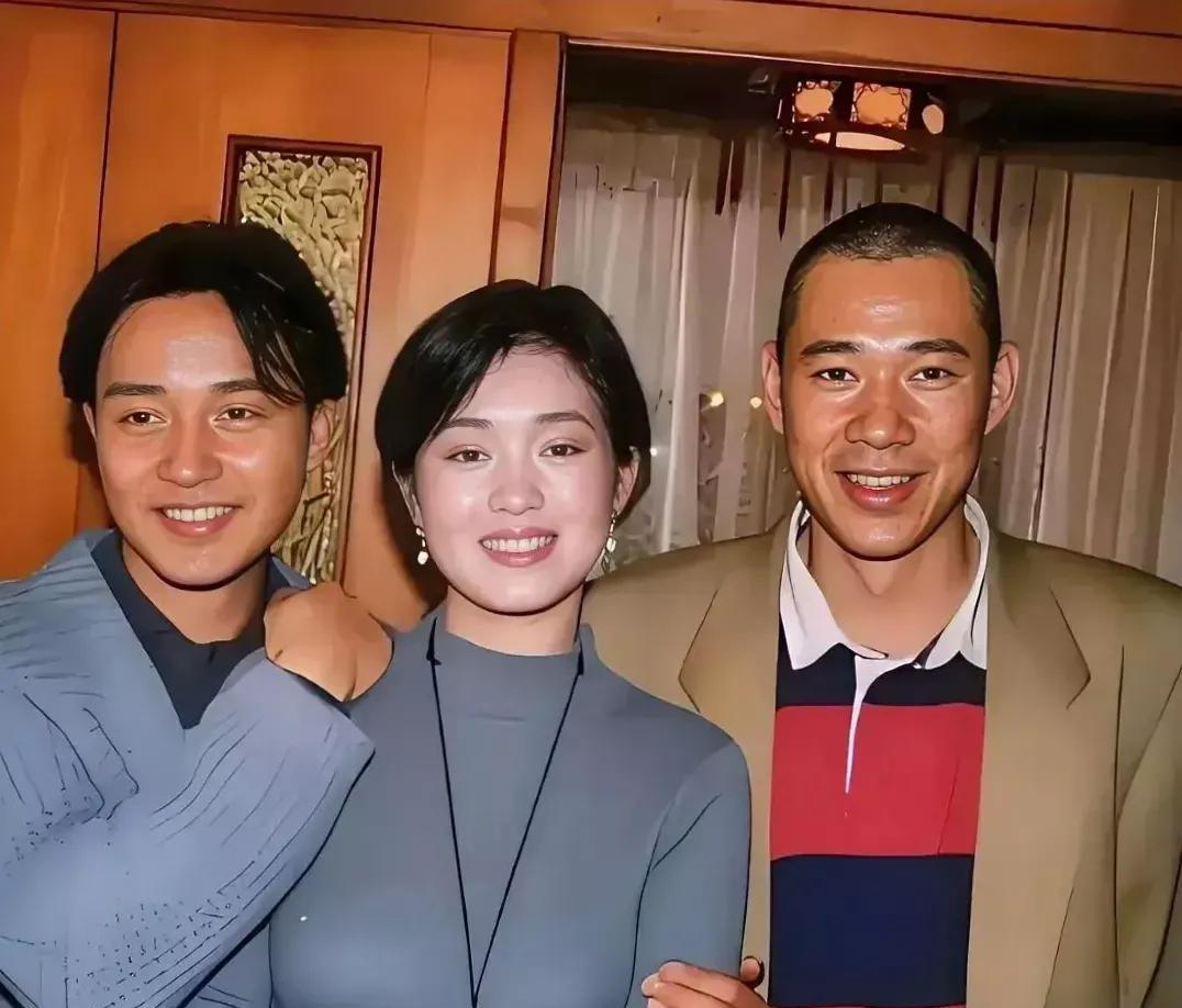 1995年这张张丰毅、巩俐、张国荣的同框照片太有意思了。照片里，张丰毅像个憨厚老