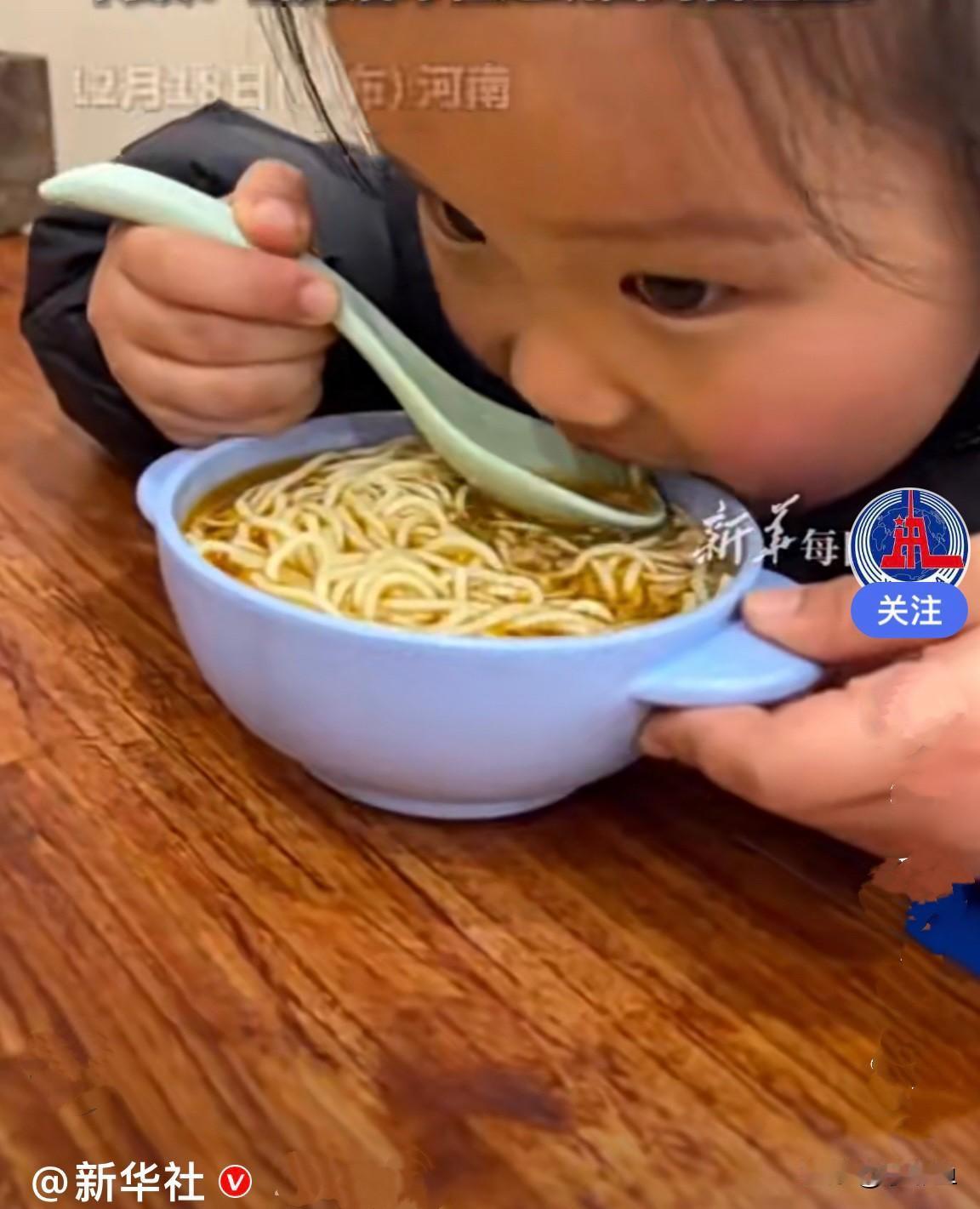 近日，河南一面馆老板太暖心了……老板经常看到这样的场景：宝宝不能吃辣