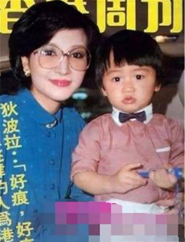 谢霆锋大儿子小时候和他还是像的，只是他儿子笑容比他的灿烂多了。