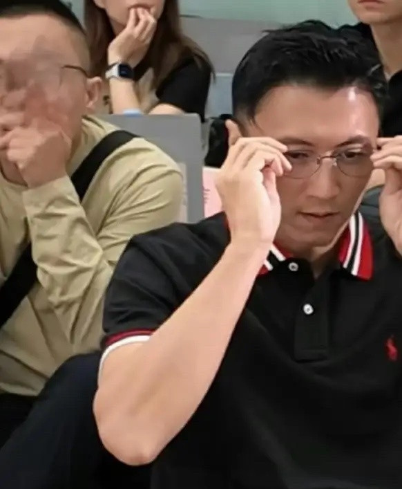谢霆锋，引发热议！8月31日晚，谢霆锋连夜冲上了热搜，原因是他结束太原演唱会，并