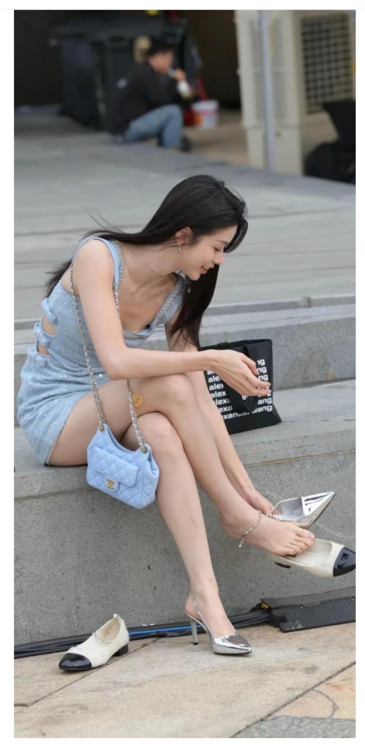试穿了一下还是平底鞋舒服又好看。