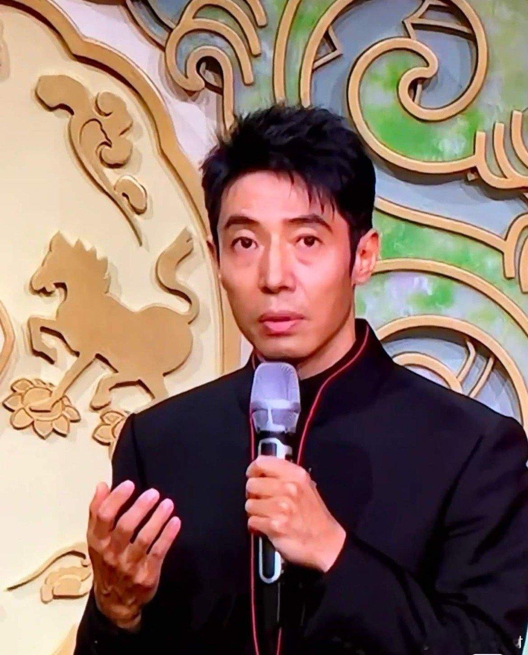 大家有没有发现，撒贝宁有点不大对劲，看春晚的时候，我爸突然指着屏幕问：“撒贝宁咋