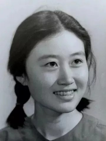 1969年，谢富治的女儿谢小沁22岁刚大学毕业，分配到某三线地区工厂做驻厂代表。