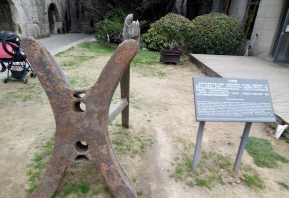 2008年，江苏南京一名渔夫将一块巨大的磁铁扔到河里，打算用它来吸点破铜烂铁换酒