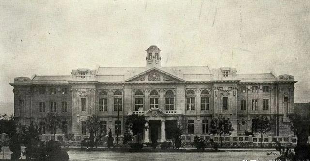 1922年，我国近代考古学者罗振玉，在古董地摊上看到几本眼熟的册子。他仔细翻看后