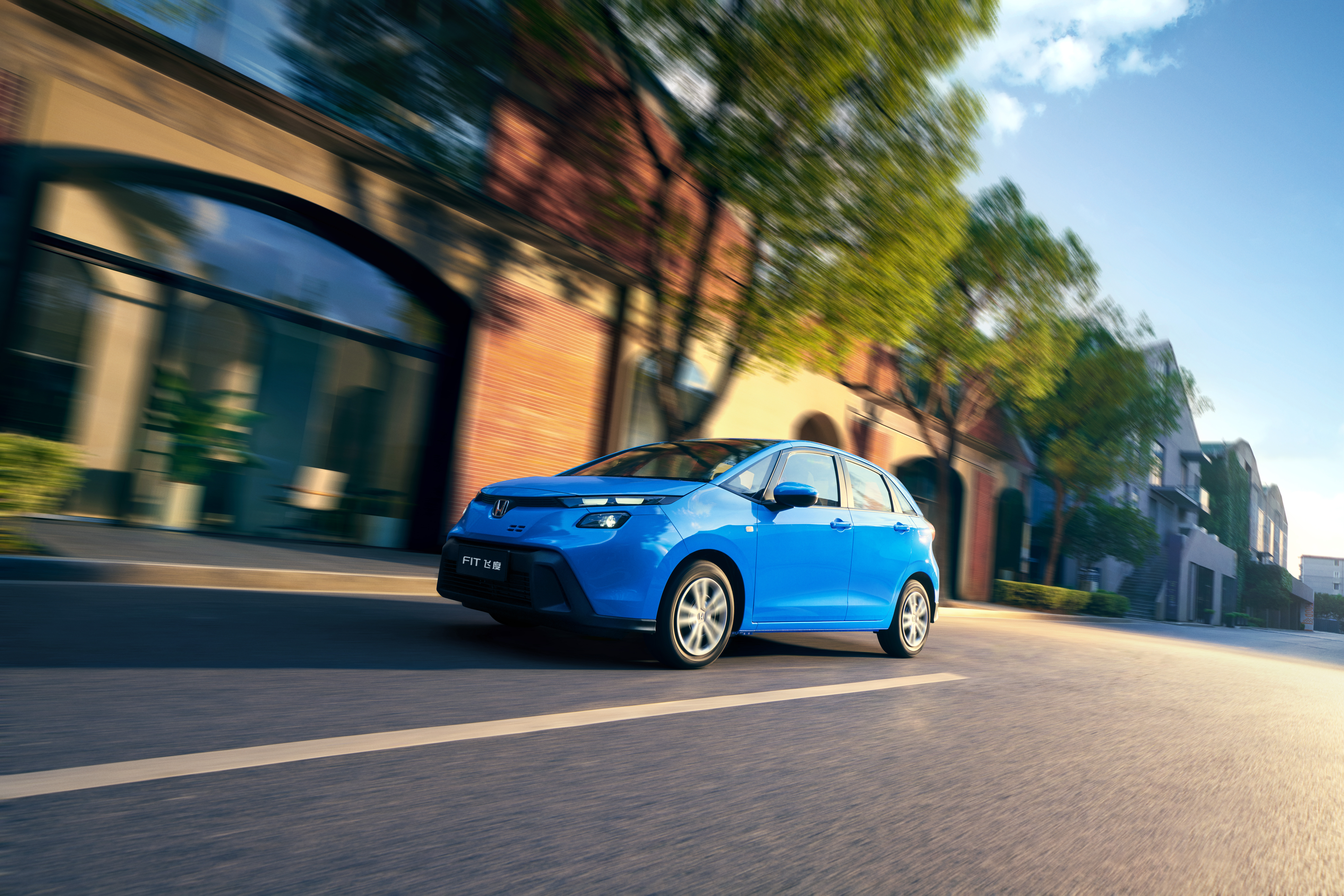 新飞度带着诚意与惊喜正式亮相，6.68万的亲民价格，还给到了“发动机和变速箱终