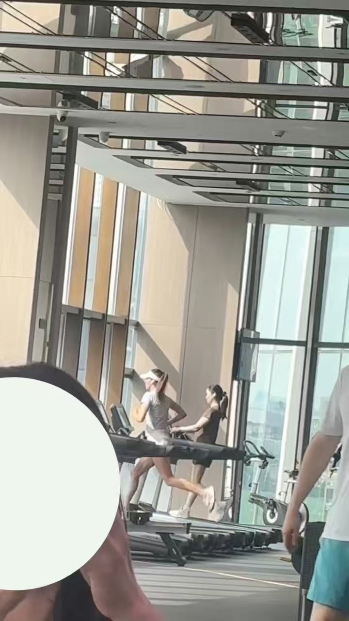 健身房偶遇谷爱凌跑步健身房偶遇谷爱凌跑步
