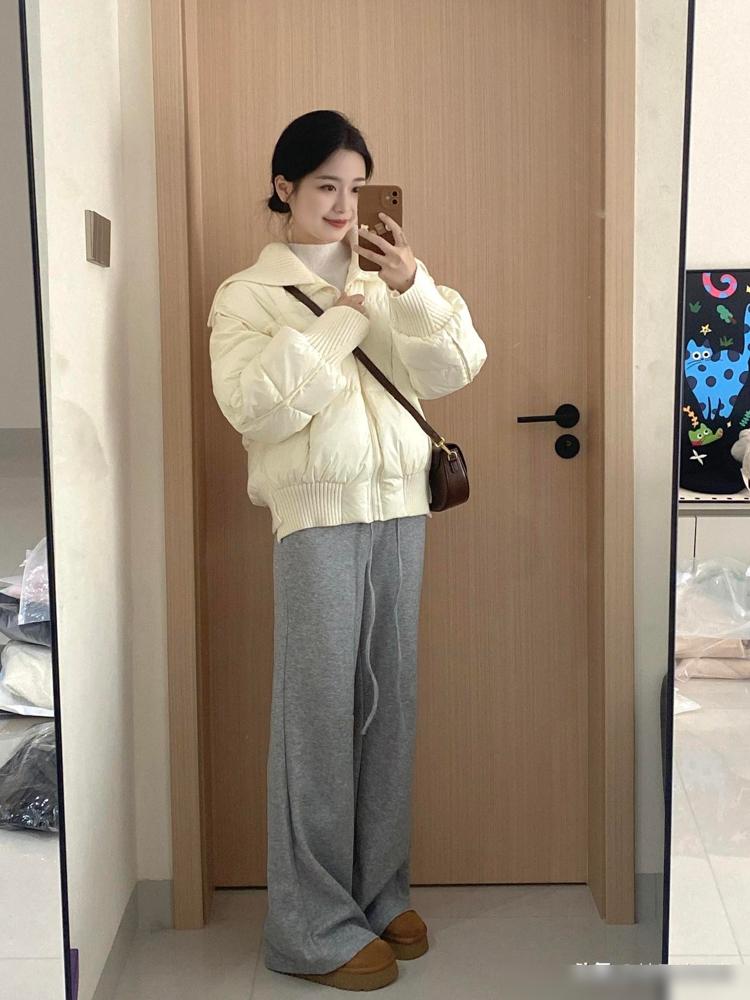 冬季女人怎么穿好看，“米色羽绒服+灰色阔腿裤”，洋气还很时髦☀️米色羽绒服确