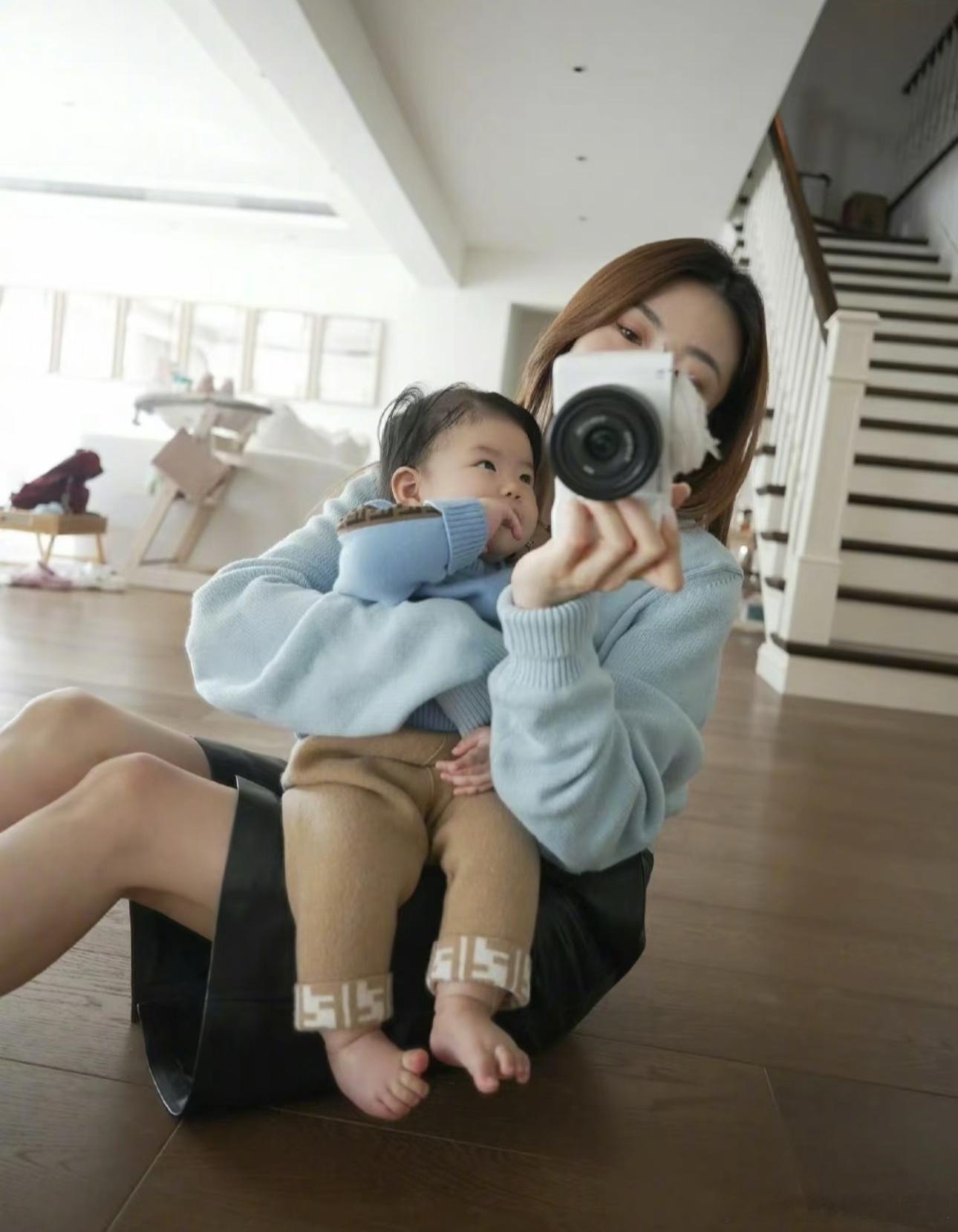 程晓玥直播透露已怀上二胎。前三个月孕反严重只能卧床，坦言当时非常崩溃。不过她也透