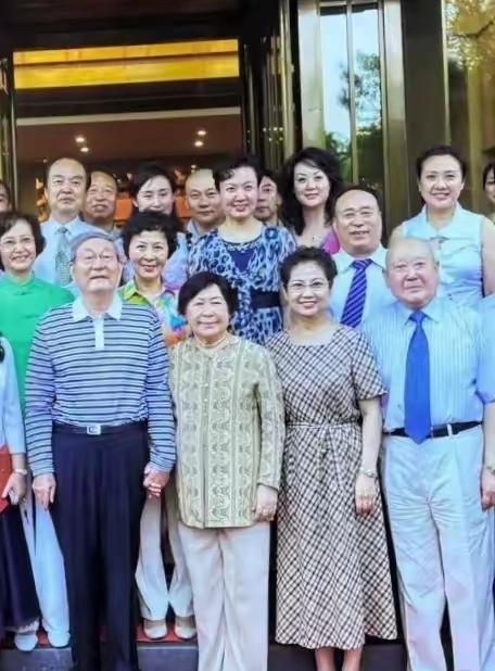 这张难得的珍贵合影，全是老一辈老艺术家。能认出三位以上，妥妥的资深老影迷！