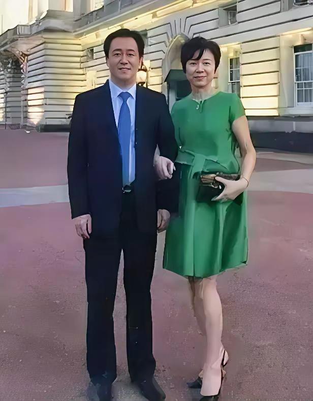 我去，万万没想到，许家印这么疼老婆婆，自己扛下了所有，让老婆孩子出去享福了。