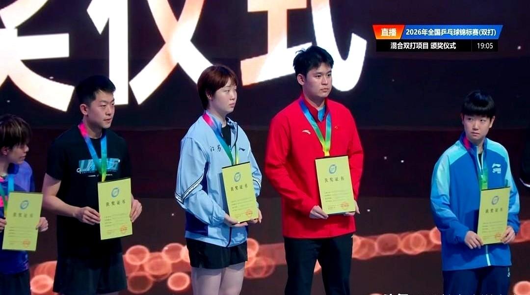 莎莎看什么呢？全锦赛颁奖合影大迪隔着人头冲莎莎笑，她这是心疼连轴转拿下双冠王的