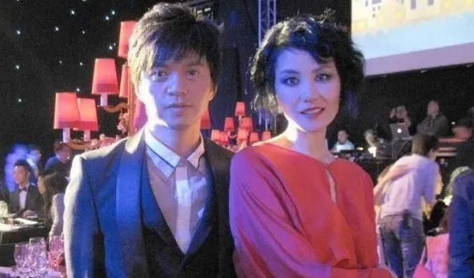 谢霆锋当场被李健拒加微信李健掏出诺基亚1110：只能打电话，加不了。20