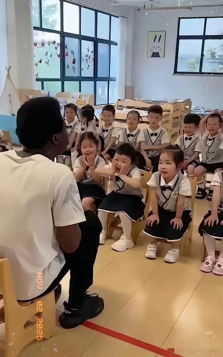 幼儿园家长集体围堵教育局！要求开除非洲外教，理由引全网热议：“要养纯粹国人拒外来