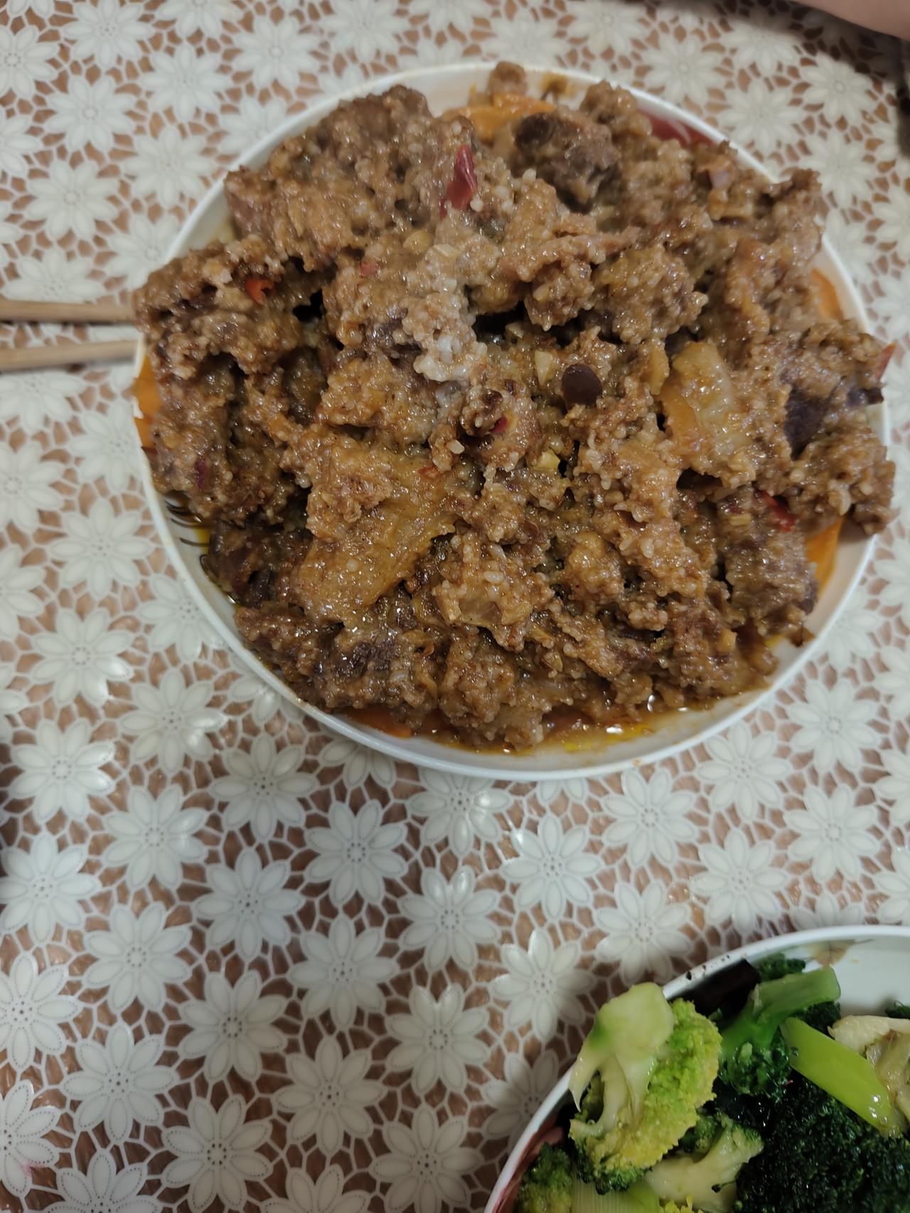 美国新版膳食指南把牛排奶酪放顶层，谷物垫底，引发争议！熊猫人该怎么吃才营养？