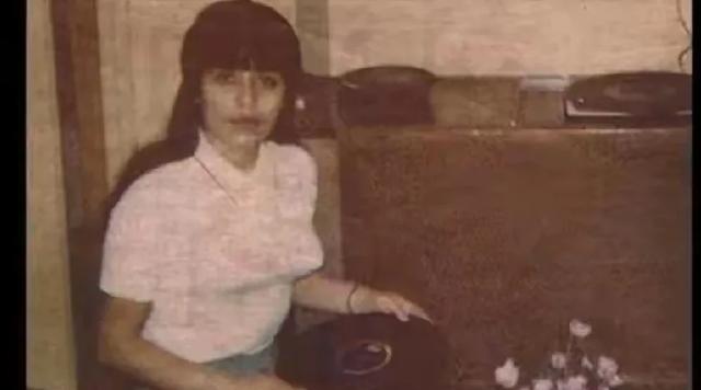 1999年，纽约一居民装修时，在地下室发现一个很大的铁桶，撬开一看，里面竟然是一