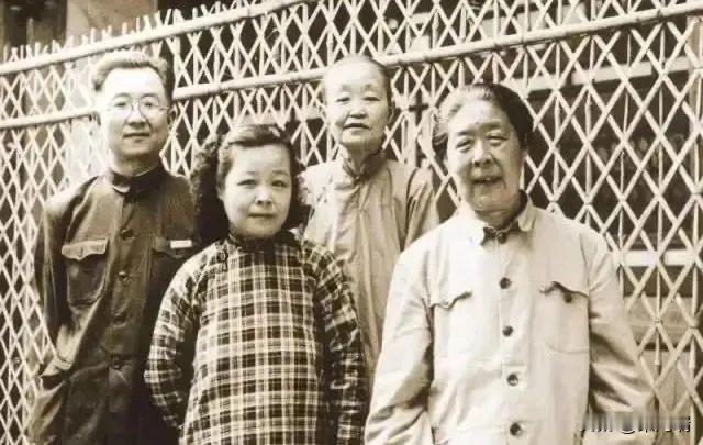 他是中国近百年来最专情的国学大师,被强迫娶了“姐姐”,却独爱她70年;他中学辍学