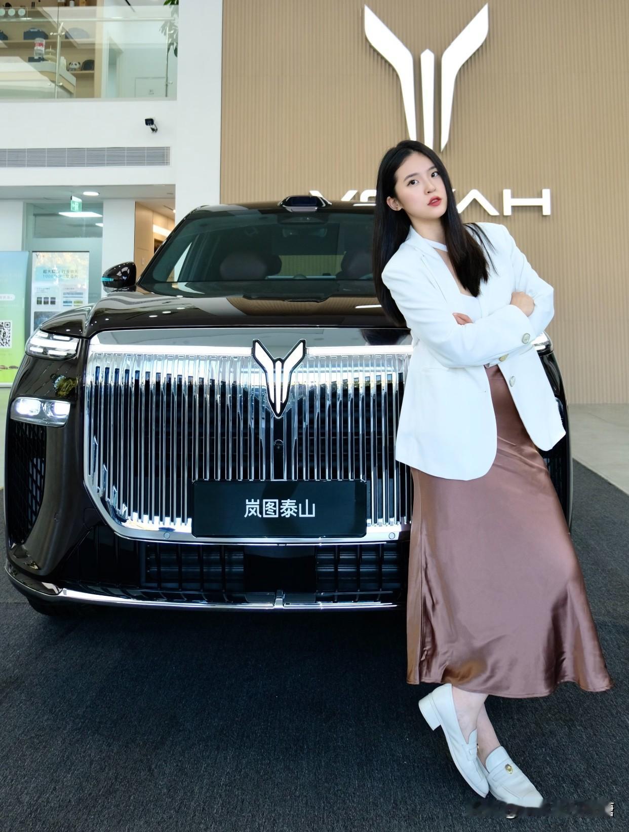 岚图泰山凭什么比智己LS9贵？多掏的钱都花在这了岚图泰山37.99万的起售