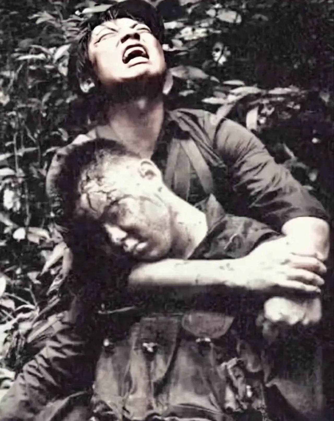 总有人说军人流血不流泪，那是没见过他们失去过命的兄弟。1987年老山211高地战