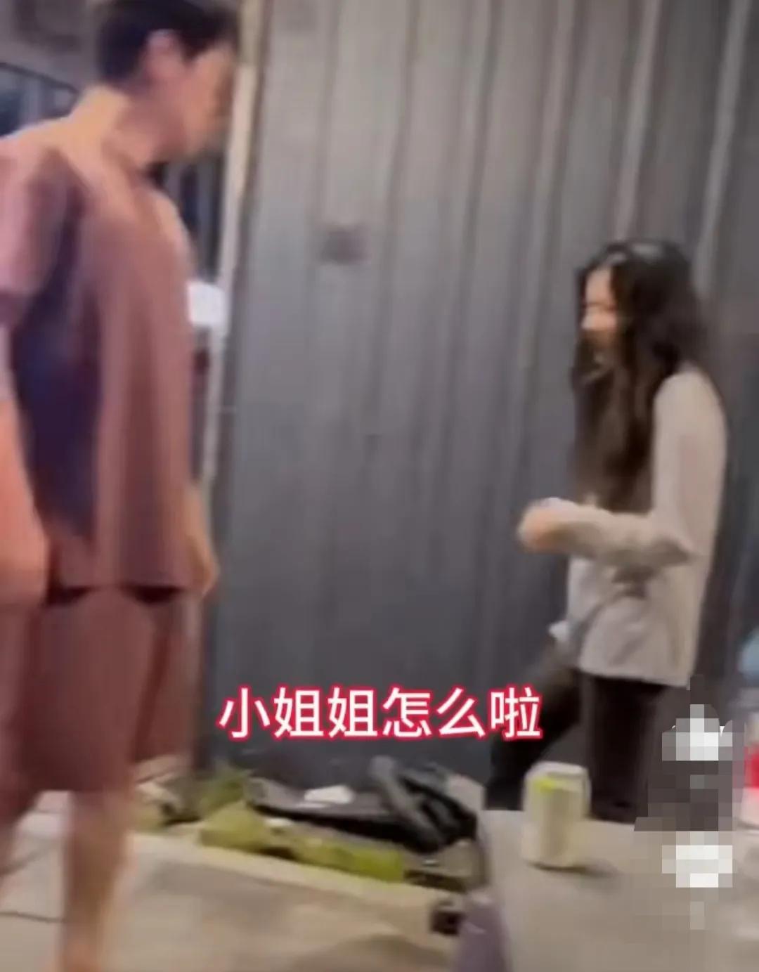 好恐怖，精神病跑出来危害他人，太危险。路边小吃摊上，有个女生神经兮兮的笑着拿着