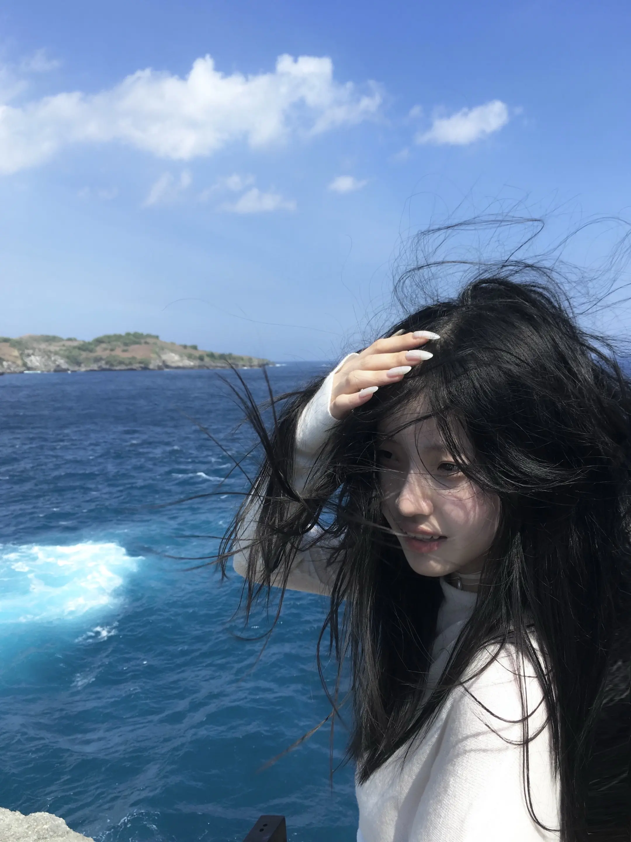 人潮拥挤我能感觉你 放在我手心里 你的真心。