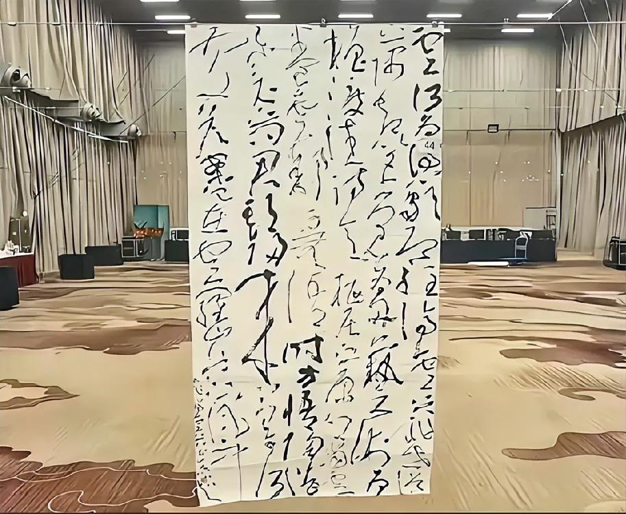 大厦杯的这件草书金奖被取消了排名，组织者公布的原因是评委联合作弊。这种情况在历届